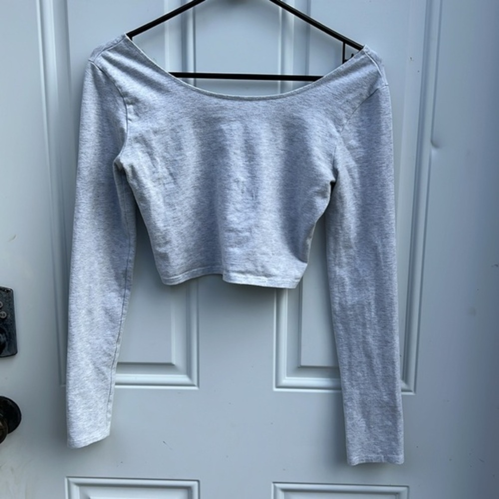 Brandy Melville Light Gray Scoop-Neck Long Sleeve Crop Top